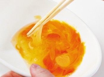 step2: 去除每顆蛋的繫帶後，加至盆中混合。用長筷切斷蛋白，並輕輕拌勻蛋白與蛋黃，接著加入1的甘露高湯，輕輕混合。