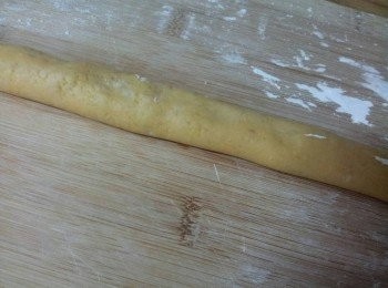 step4: 取出放到灑上太白粉的砧板上 , 再把揉成糰狀的粉糰搓成條狀