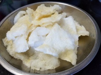 step3: 魚肚用清水浸泡至軟身，用薑片，黃酒出水滾 15 分鐘取出搾乾用