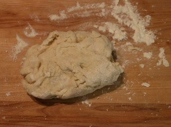 step4: 工作枱上灑少許麵粉，放上粉糰，用手搓揉至軟滑的麵糰。