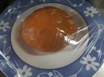 step6: 蓋上保鮮紙放入雪櫃待粉糰鬆弛約20分鐘