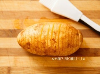 step1: 首先將馬鈴薯切成1~2mm厚度的片狀。(記得不要切斷喔。)