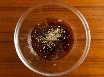 step3: 再等待的時間將沙拉醬的<span class="group_1">食材</span>均勻混合備用。