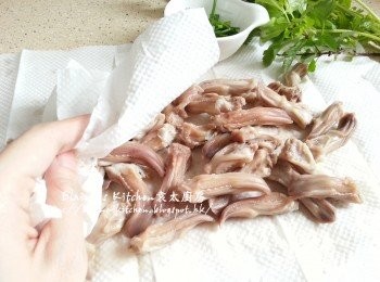 step9: 浸過凍水的鴨舌倒去水份 , 抹乾水份