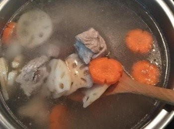 step5: 加入藕片和紅蘿蔔片小火燉到滾後再放入蓮子。繼續小火燉煮約15分鐘左右，蓮子口感軟化即可。