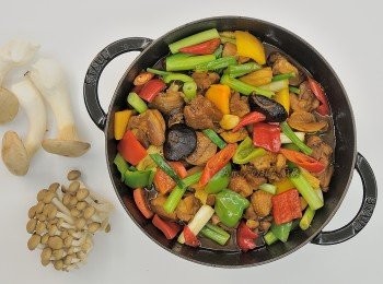 step15: 花雕酒口味清爽,屬於黃酒類,內含豐富氨基酸,搭配肉類<span class="group_1">食材</span>都好適合。花雕雞吃進嘴裡有著濃厚的花雕酒香,甜鹹又微辣的醬汁會讓人不小心多吃好幾碗白飯呢~