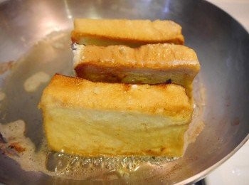 step4: *再立著煎一下邊邊喔~ *撈起後放在餐巾紙上吸油一下，再擺盤。