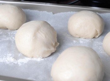 step6: 將麵糰放入已預熱180度焗爐，焗約18-22分鐘，至表面金黃色 （如想麵包表面更香脆，可在焗爐的底層放一盤水，在焗爐內與麵包一起焗）