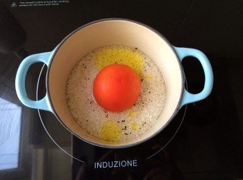 step1: 先把米洗淨，把1：0.9的米和水放入14cm的鐵鑄鍋中，浸二十至三十分鐘（如果冇時間可以不浸，飯質會更al dente!)
然後加入橄欖油、鹽跟黑胡椒，再把番茄放面。
把蓋關上，中火煮四分鐘至蓋邊出煙（因每個爐熱力不同，其間可查看一兩次煲內有沒有滾起），立即轉小火再關蓋煮三分鐘