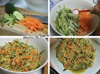 step2: 紅蘿蔔和小黃瓜洗淨並切成細絲
加進些許鹽巴拌勻，靜置約十分鐘
藉以去除小黃瓜與紅蘿蔔的生味
會看見<span class="group_1">食材</span>變軟化，還有出水現象。