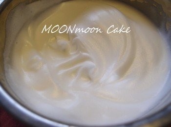 step5: 蛋白先攪打至起泡泡，將1/3砂糖及檸檬汁加入打發，再逐少加入餘下之砂糖，打發至企身。