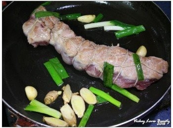 step4: 熱鍋之後，以少許的油將蔥段／薑片／蒜粒爆香 之後再放入肉卷，將外皮煎至上色 煎的過程中要時常翻面，以利每一面都可以煎上色，同時也可以鎖住肉汁