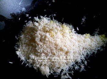 step4: 燒紅鑊 , 爆香薑粒後放入白米炒至乾身 , 放入電飯煲內備用