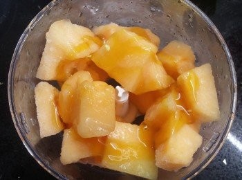 step2: 將哈蜜瓜冰粒， 檸檬汁及蜜糖放入攪拌機