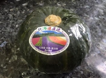 step2: （處理南瓜）
除了用日本BB南瓜外,可選用其他南瓜代替,約500g(連皮計)