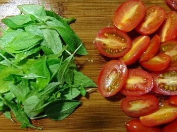 step3: 利用步驟2煮麵的時間，將小蕃茄（不去皮）剖半，將九層塔洗淨。