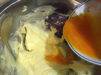 step2: 跟住分兩次加入蛋黃攪拌均勻，然後加入雲尼拿香油再攪勻