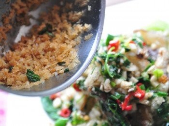 step10: 再將香酥麵包粉淋入上層