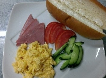 step3: 蛋炒好~火腿切三角型~小黃瓜~蕃茄切片麵包撥開~先擠一些沙拉~再擺上炒蛋~火腿~小黃瓜片~蕃茄片就可以上桌囉~^^