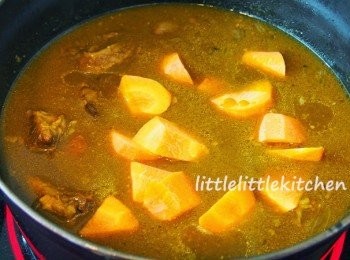 step5: 吃之前加入紅蘿蔔和蘑菇煮15分鐘