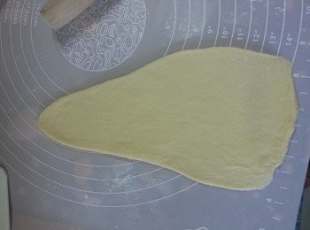 step6: 將麵糰碌成長三角型,再由闊身方向向上卷上