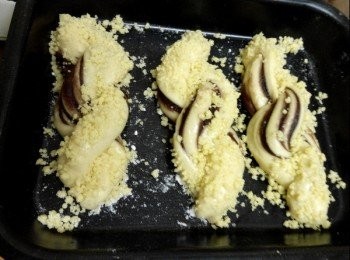 step6: 6、发酵好的面团上刷蛋液或喷清水，再撒上麻豆子，烤箱预热180度烤15分钟左右。