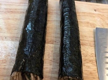 step5: 薄薄的抹麻油於紫菜表面，切件即可，