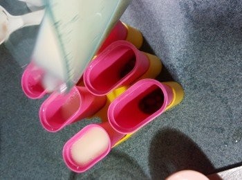 step7: 再倒入淡奶糖水,放入冰箱雪至變冰即可