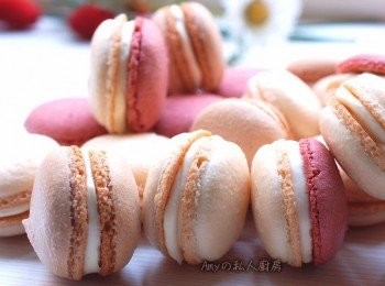 step6: 內餡:將奶油乳酪50g(室溫放軟)+一小匙檸檬汁混合好,用擠花袋擠在杏仁圓餅背面,再蓋上一片杏仁圓餅,就完成可愛又好吃的[馬卡龍]。