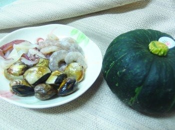 step1: <span class="group_1">食材</span> : 蝦仁去腸泥背上劃一刀~透抽切花~
