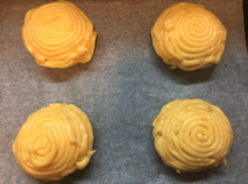 step5: 將粉漿入吱袋，由麵包頂，打圈吱上粉漿。