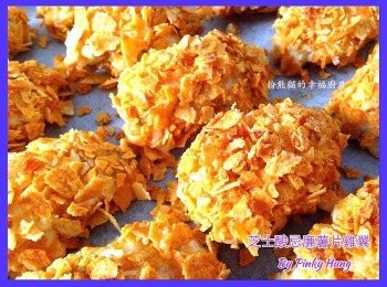 step2: 3) 壓碎薯片
4) 吸去<a href="https://bit.ly/3zHU5V3" target="_blank" data-keyword="雞中翼" class="guide-link"><strong>雞中翼</strong></a> <span style="display:inline-block;vertical-align:middle;margin-top:-3px;color:initial;border-radius:3px;padding:2px 3px;font-size:12px;line-height:14px;background:#87d300;color:#fff;">即買</span> 表面油份, 用 Paprika powder, Oregano / Bay leaf powder 同黑胡 椒調味