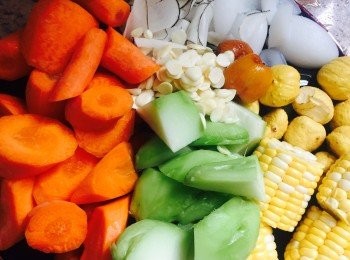 step2: 紅蘿蔔去皮滾刀切件，粟米切段，佛手瓜去皮切件，其他材料沖淨。