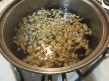 step3: 再做沸糖水。剩余的540g水放入另一盆中，放入片糖。

中小火将片糖煮溶，且煮沸成糖水。

在煮糖水的过程中，准备好马蹄丁。

糖水煮沸后，倒入马蹄丁，小火煮沸2分钟。