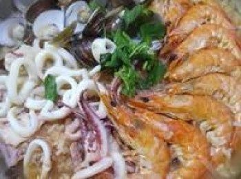 step4: 悶好的海鮮番茄燉飯，起鍋前灑上九層塔，增加香氣，完成今天的海鮮番茄燉飯。