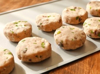 step11: 以按壓的手法把一份芋頭蓉壓成一團（不要用搓的手法否則會散開），塑形成圓形，最後輕按成圓餅狀。（約40克一個，可做約18-19個圓餅）