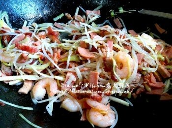 step7: 再加入韭黃 , 銀芽拌勻 , 盛起放在錫紙上靜待20分鐘待涼