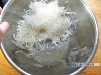 step4: 用手把蘿蔔的水分揸出，隔去。