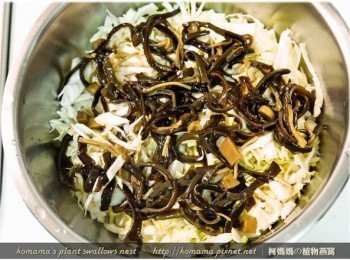 step5: 最後添加香菇昆布黑菇醬與醬油來調味後，用一碗水蒸煮即可。