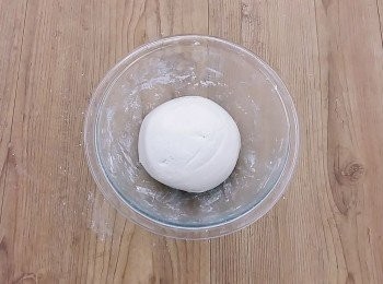 step9: 其間分次加入溫水,再加入橄欖油揉成糰,揉出麵糰筋性,口感會更加Q彈。