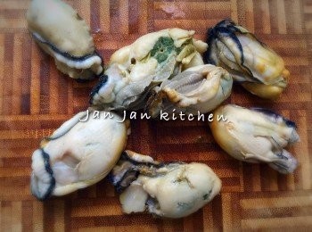 step1: 蠔解凍用生粉洗乾淨抹乾，用少許酒及胡椒粉略醃，灼熟盛起切粒備用。