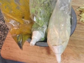 step5: 最後打蒸好的南瓜+1匙煮花椰菜的水+少許黑胡椒粉和橄欖油，打好後ㄧ樣是裝到有擠花袋的保鮮袋裡備用。