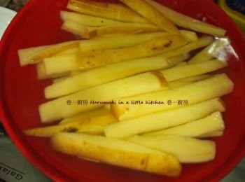 step1: 薯仔洗淨去芽, 連皮切條狀放入鹽水浸 (防止空氣接觸薯肉而變黑)