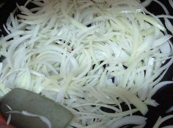 step4: 瓁加入少許油燒熱，落洋蔥條爆香