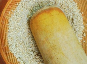 step3: 芝麻放在缽裡稍為研磨成粉狀