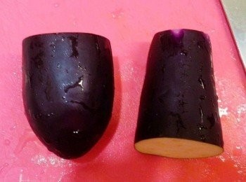 step2: 茄子洗乾淨後把蒂頭的部份切掉後,橫段對半切開.