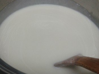 step4: 慢慢逐少倒入步驟二已拌勻的粉漿，一邊不停攪拌至煮沸