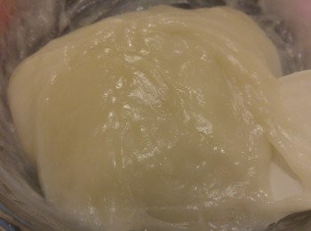 step3: 叮熟後攪勻再選微波蒸氣Microwave Steam,六粒按2:50十二粒按5:30,加熱後攪勻直至糯米粉團變得有彈性,墊紙需撒熟粉再撒少許粉團上,再將粉團分成六份或12分。