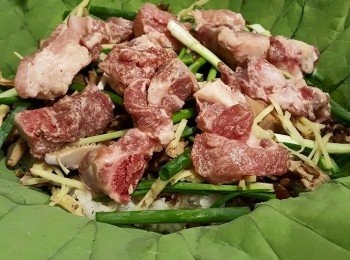 step5: 放上排骨， 其他已浸好嘅金針菇舞茸冬菇