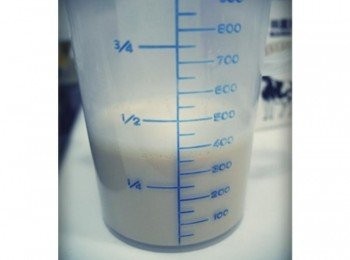 step5: 將涼掉的鮮奶紅茶慢慢的倒入蛋液中~~ 一邊加一邊攪拌均勻!!!